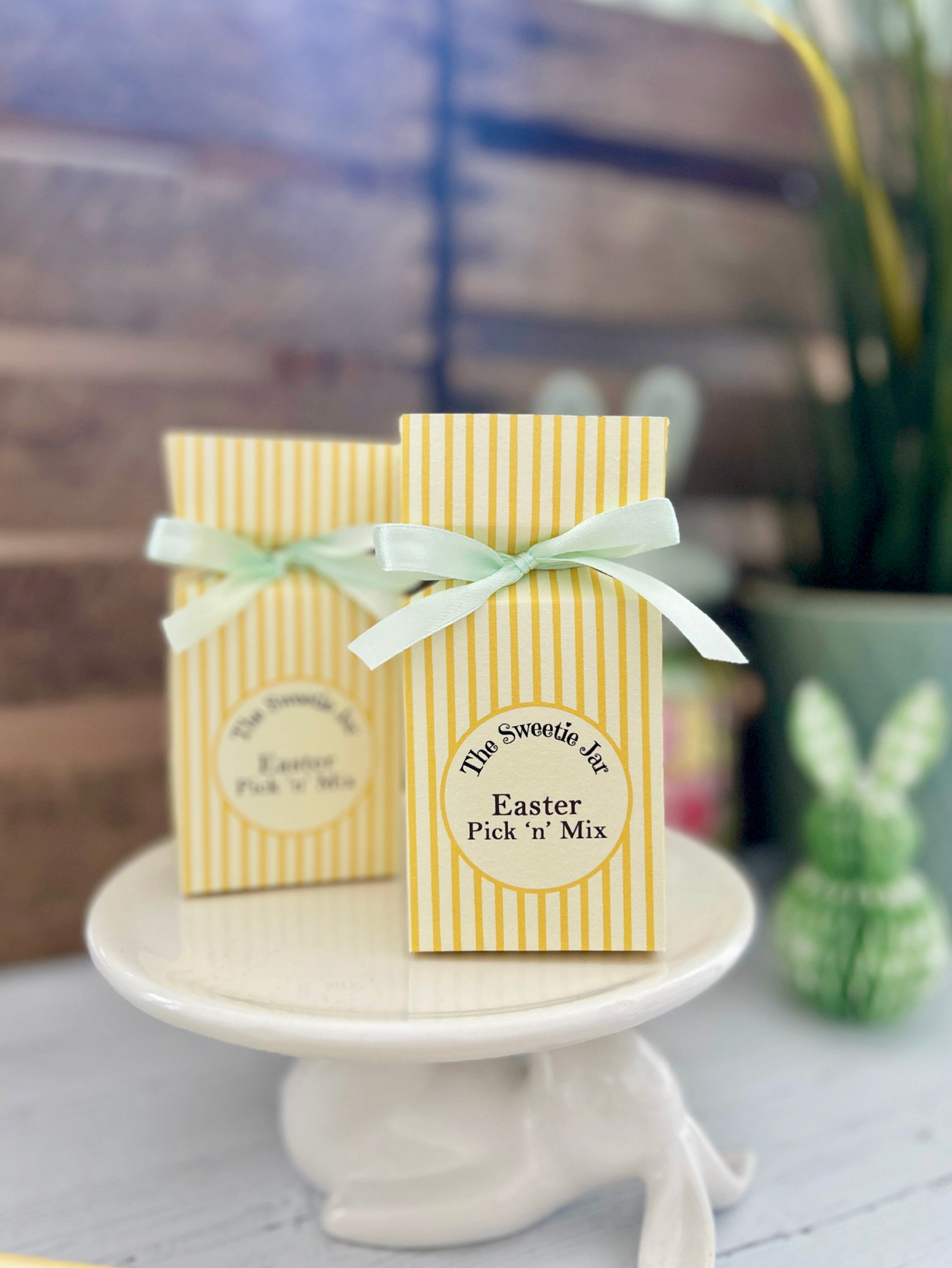 Striped Easter Pick 'n' Mix Cracker