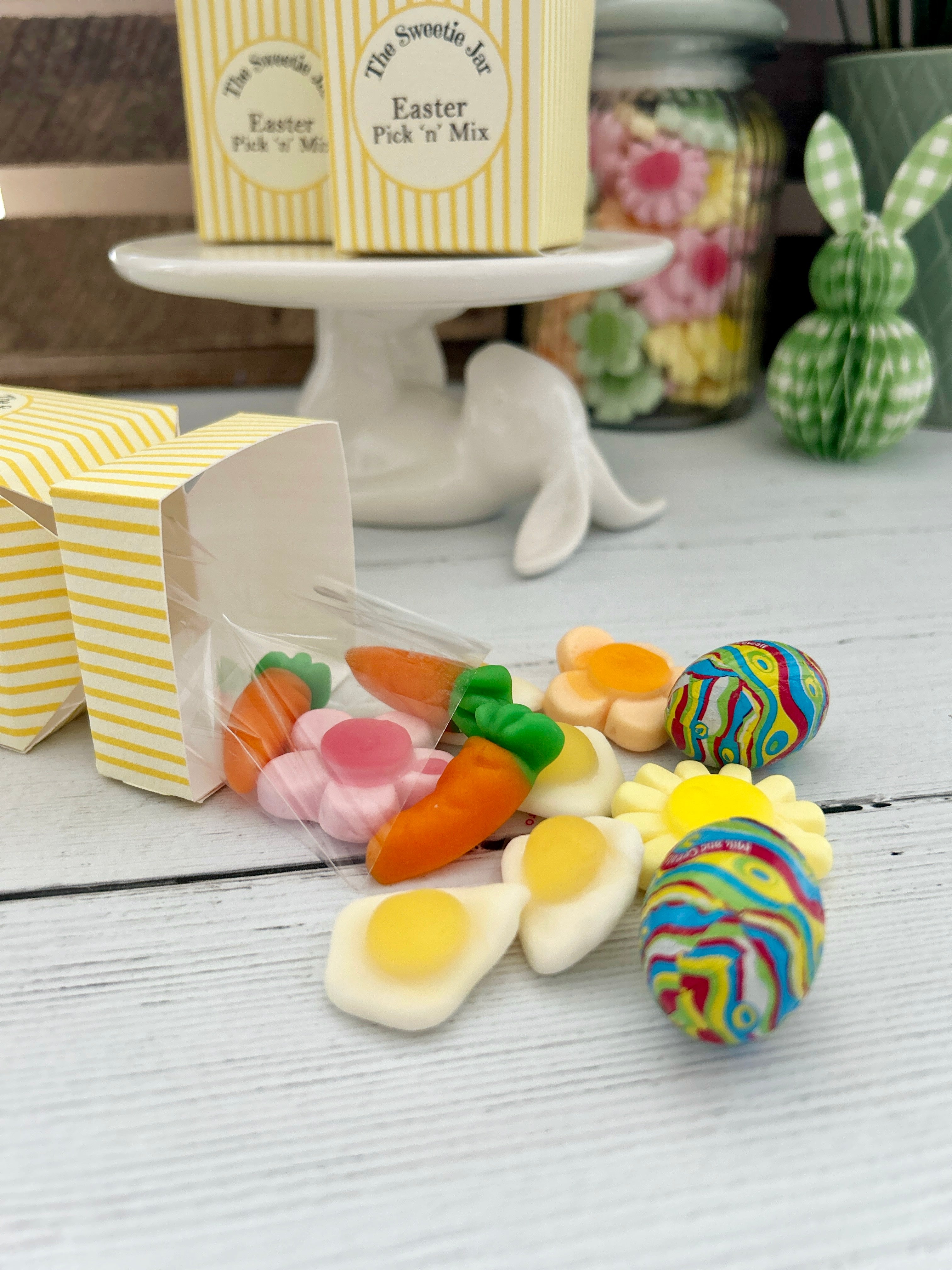 Striped Easter Pick 'n' Mix Cracker